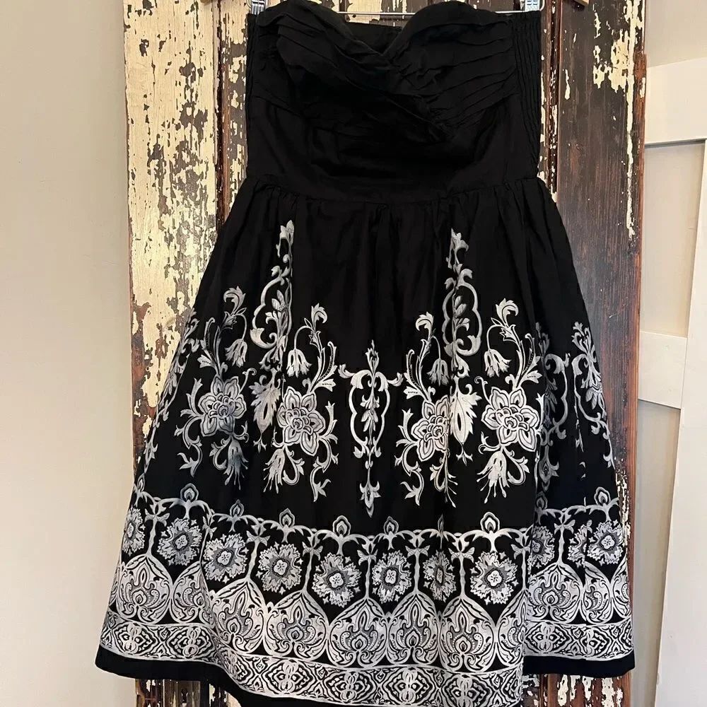 White House Black Market strapless black & white strapless dress. Size 4.